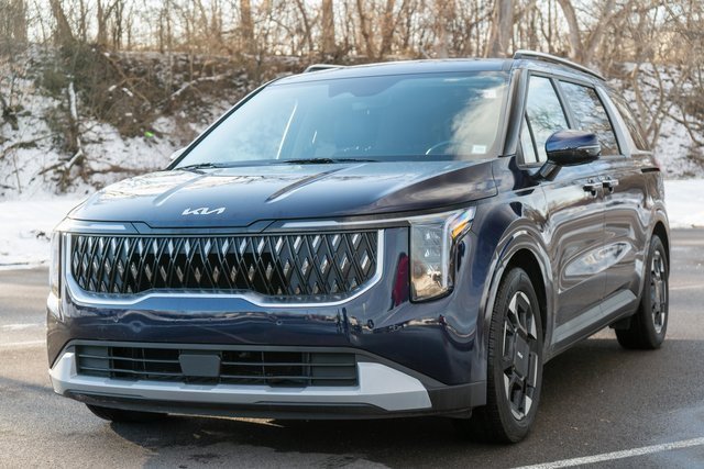 Used 2025 Kia Carnival EX image 2