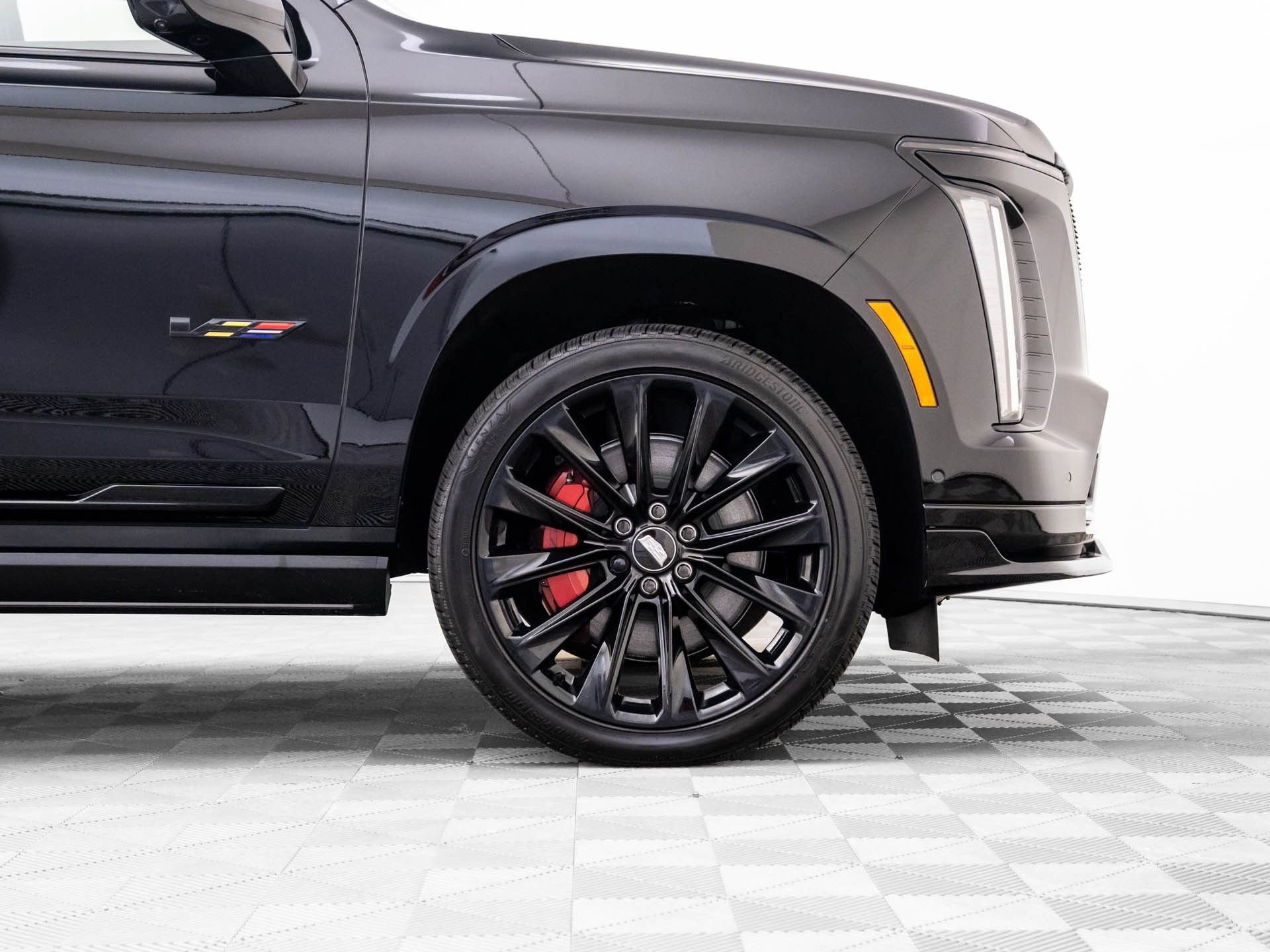 Used 2025 Cadillac Escalade V w/ LPO, ONYX Package image 38