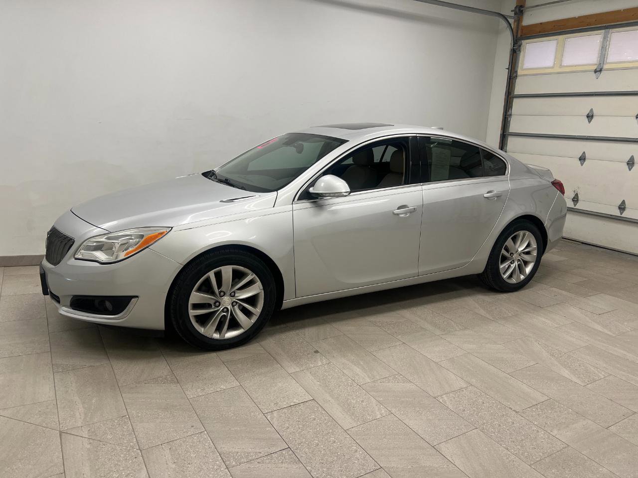 Used 2016 Buick Regal image 2