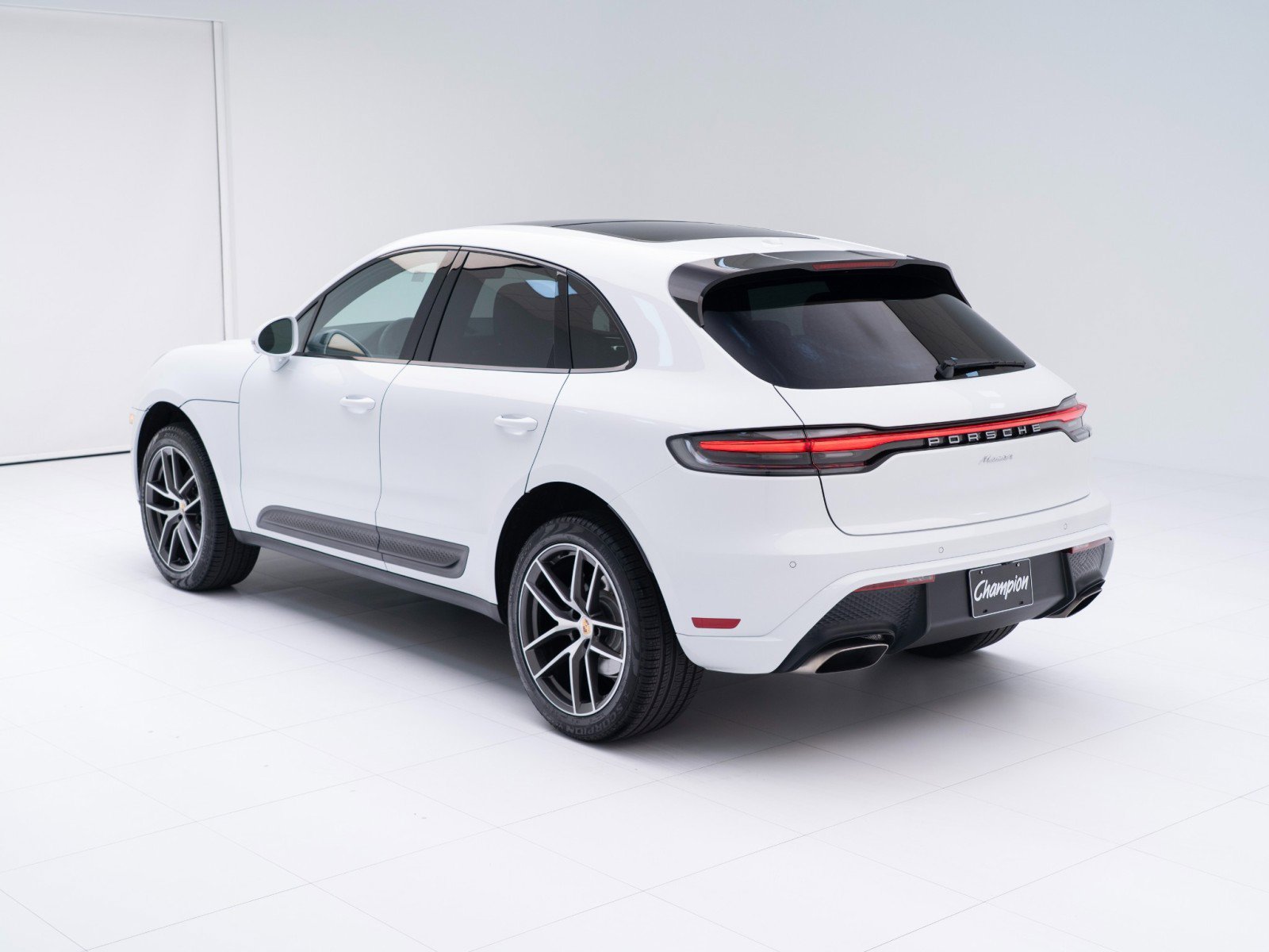 Certified 2025 Porsche Macan image 3