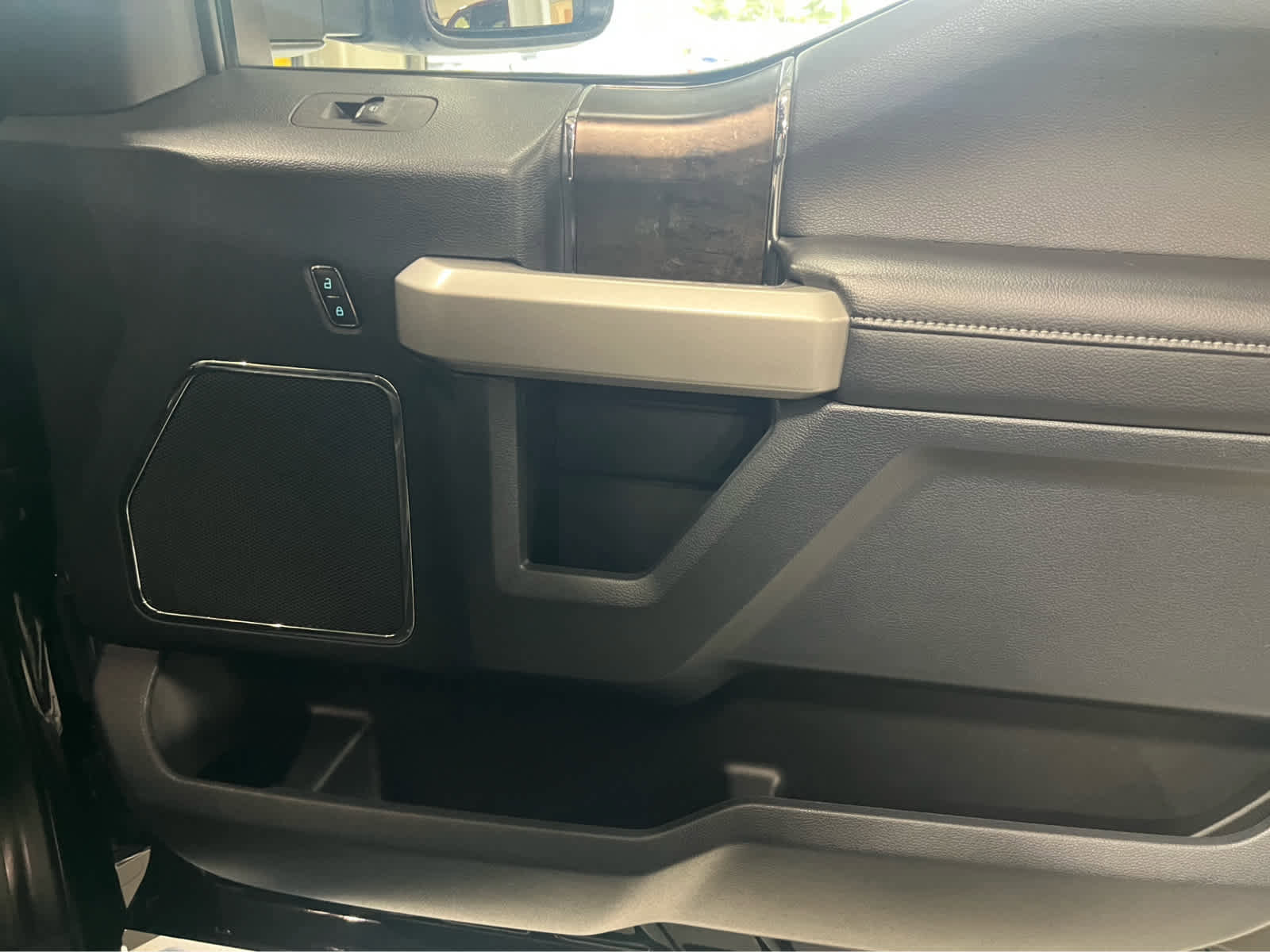 Used 2022 Ford F350 Lariat w/ Chrome Package image 44