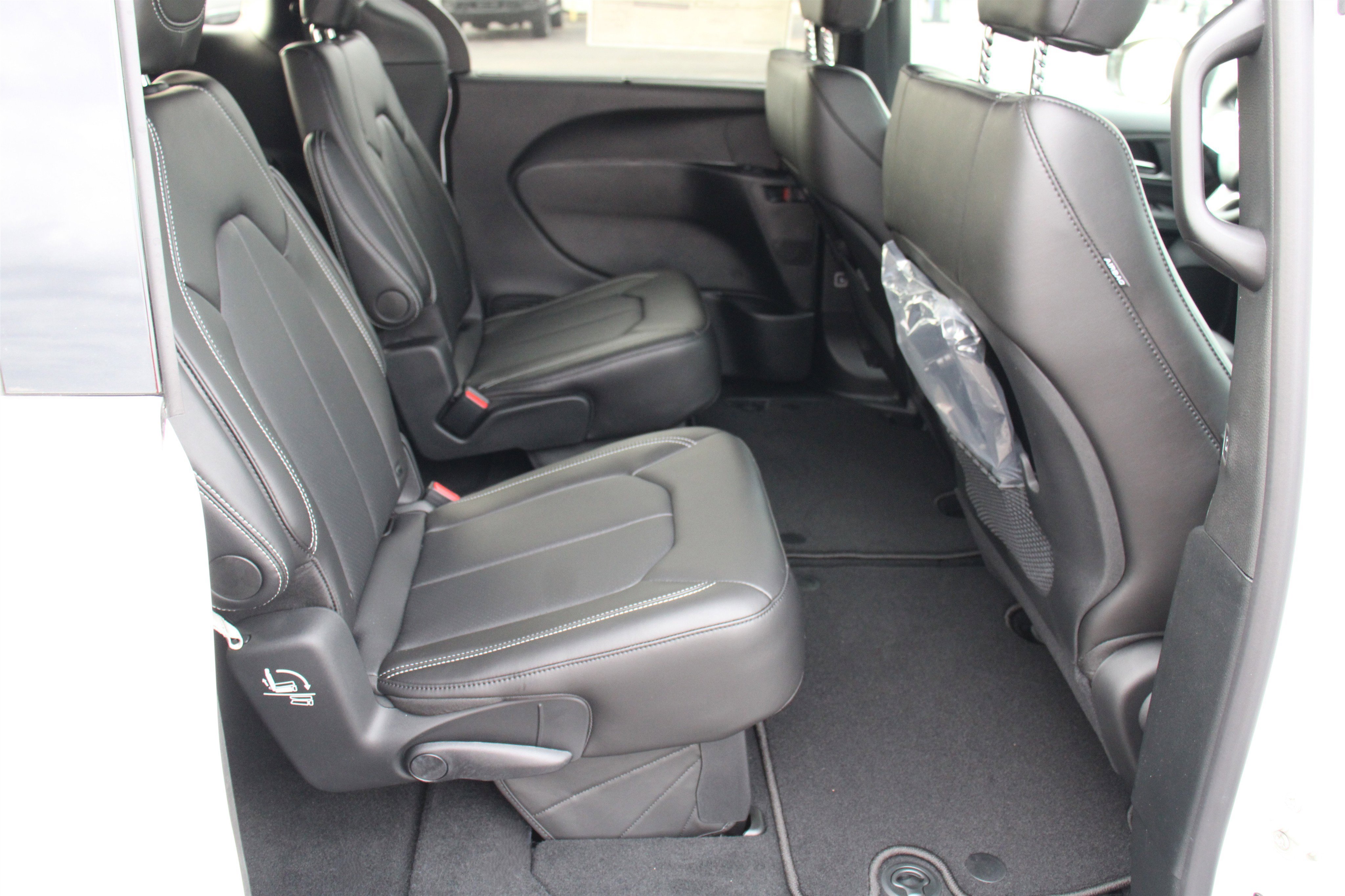 New 2026 Chrysler Pacifica Select AWD/4WD image 30