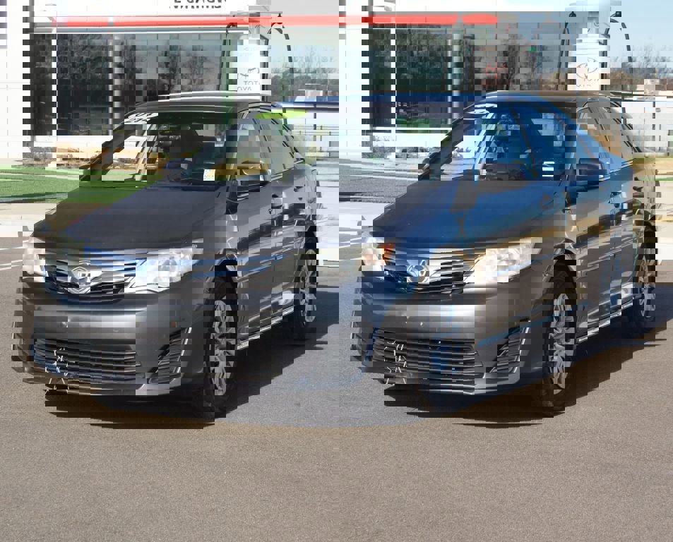 Used 2014 Toyota Camry LE image 12