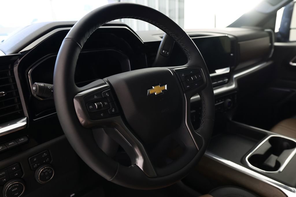 Used 2025 Chevrolet Silverado 2500 High Country w/ High Country Premium Package AWD/4WD image 18