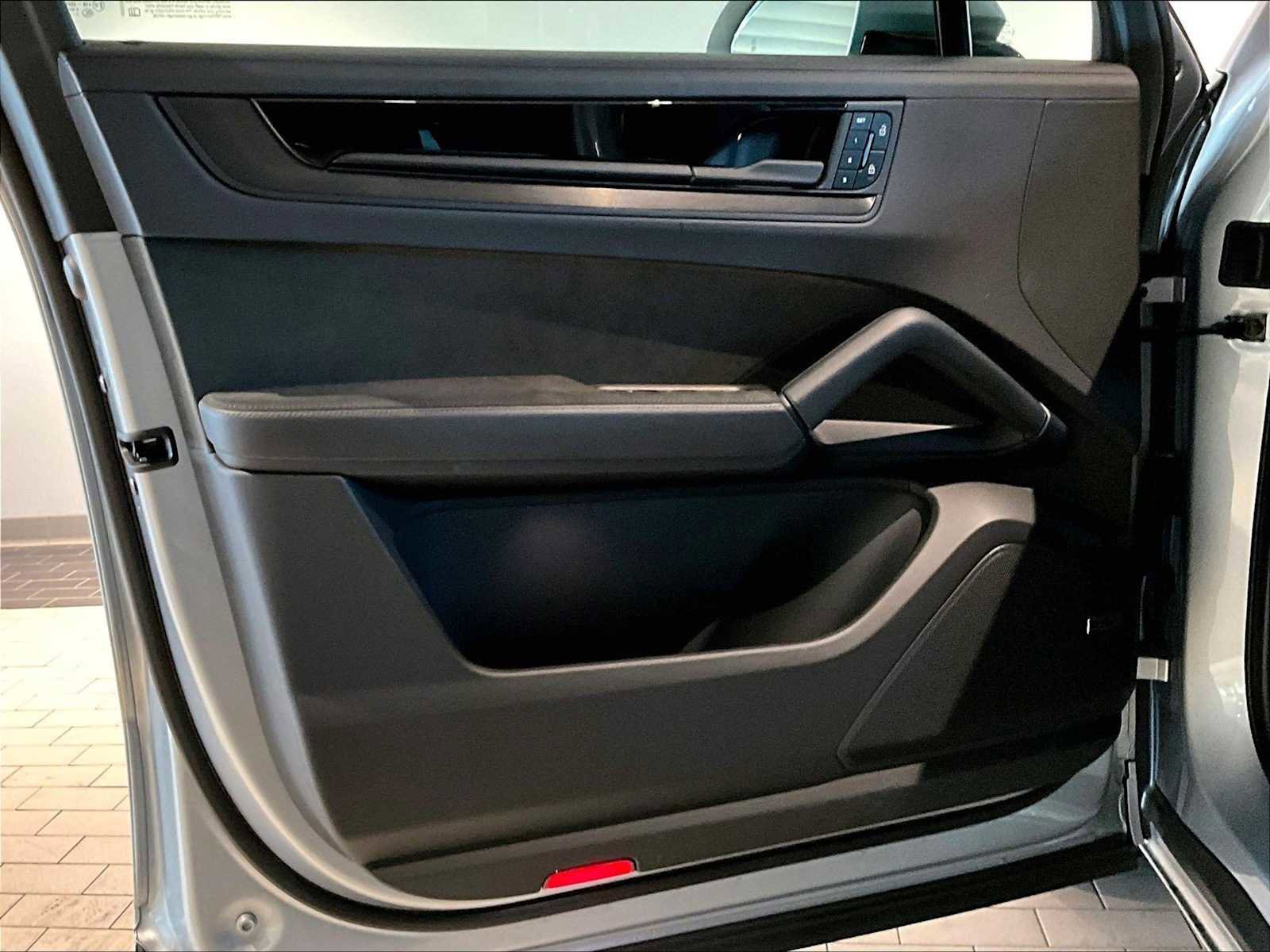 Used 2025 Porsche Cayenne GTS w/ Premium Package image 26