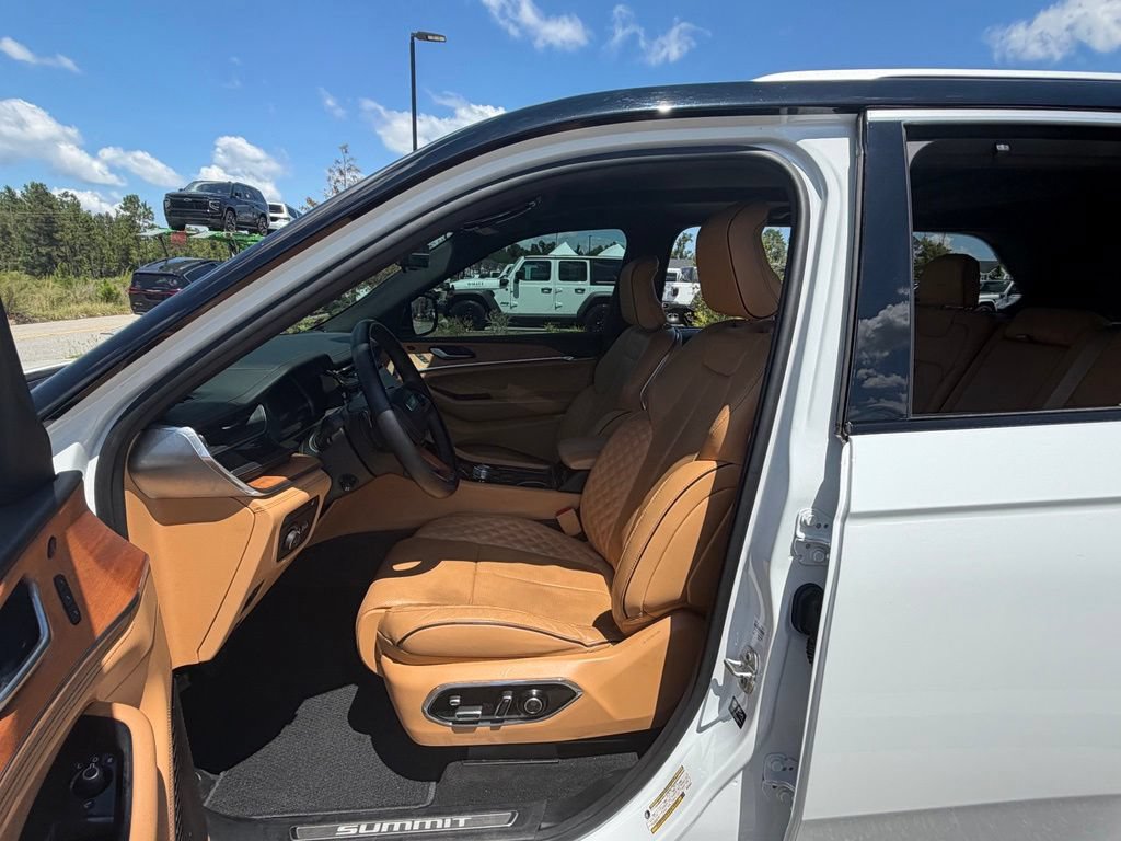 Used 2022 Jeep Grand Cherokee Summit AWD/4WD image 32