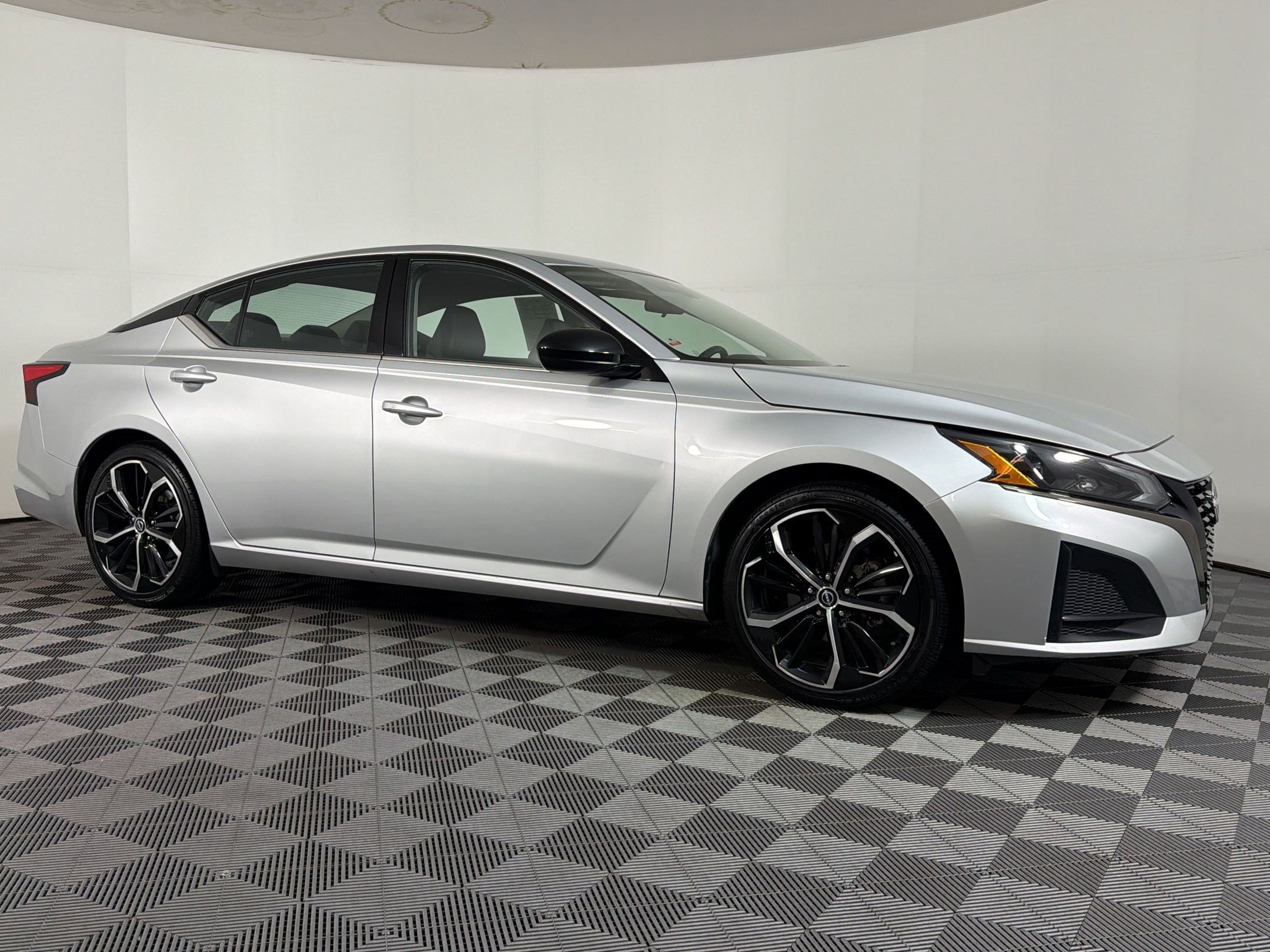 Used 2024 Nissan Altima 2.5 SR FWD image 5
