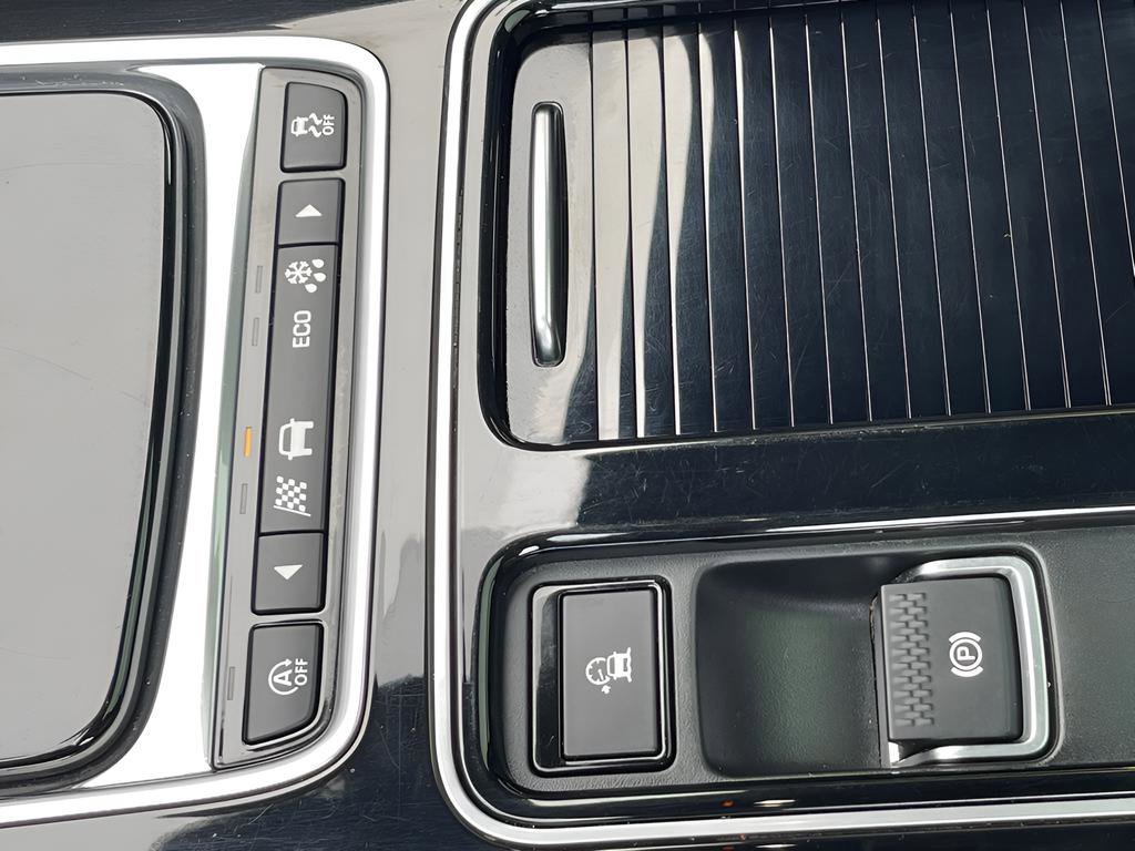 Used 2018 Jaguar F-PACE Premium image 36