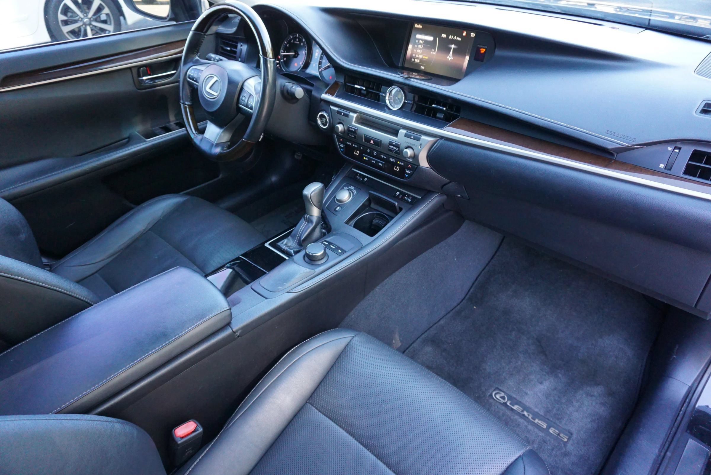 Used 2016 Lexus ES 350 w/ Premium Package w/Wood Trim FWD image 26