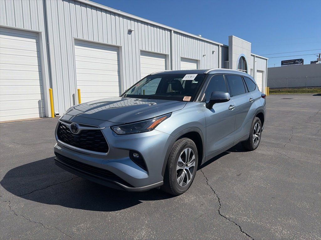 Used 2022 Toyota Highlander XLE image 3