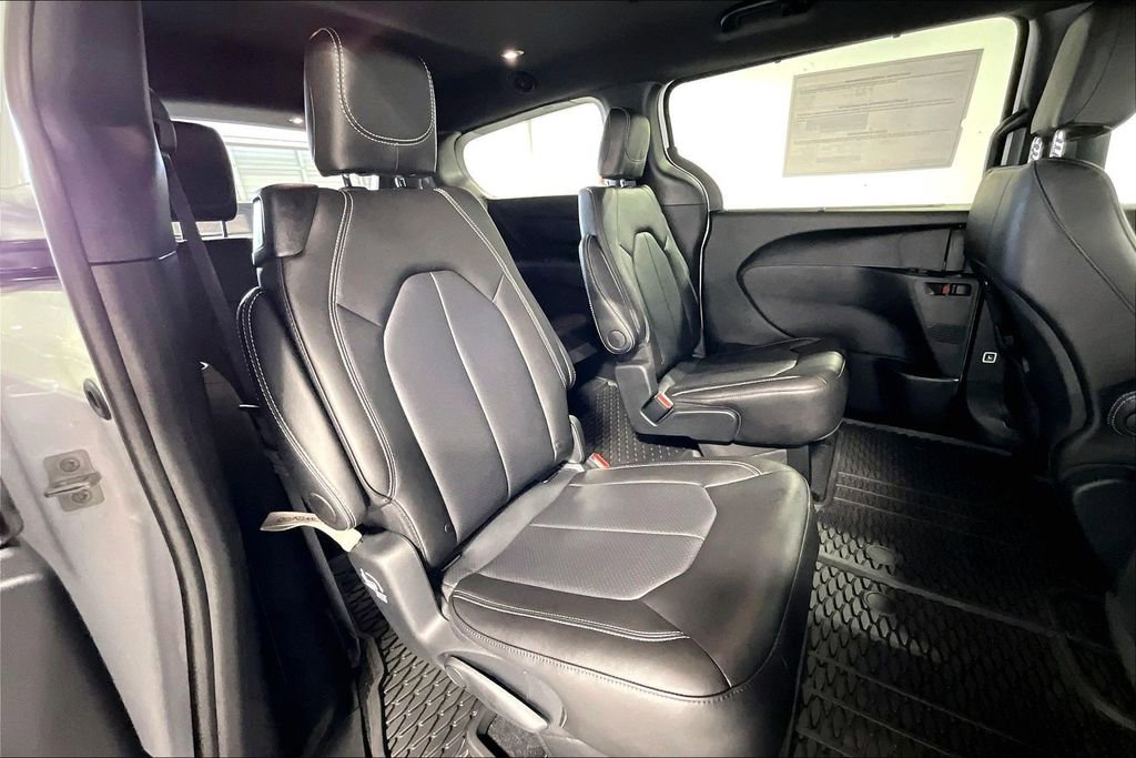 New 2026 Chrysler Pacifica Select image 9
