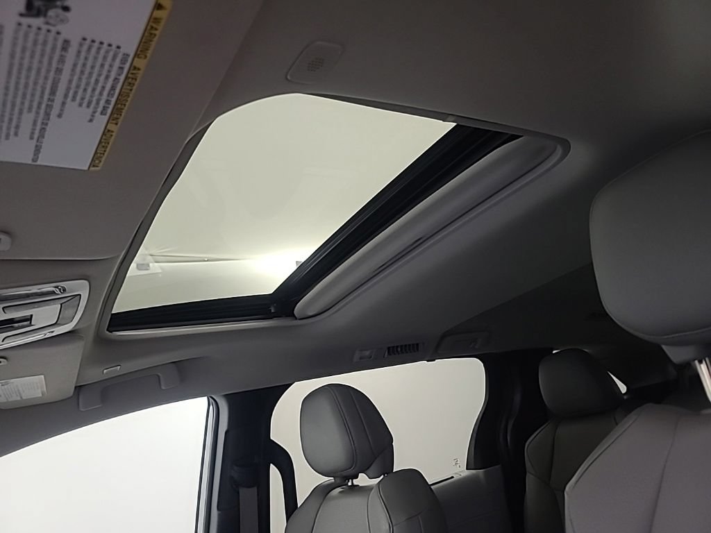 Used 2025 Toyota Sienna XLE FWD image 39