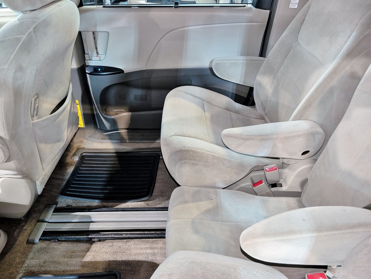 Used 2015 Toyota Sienna LE FWD image 21