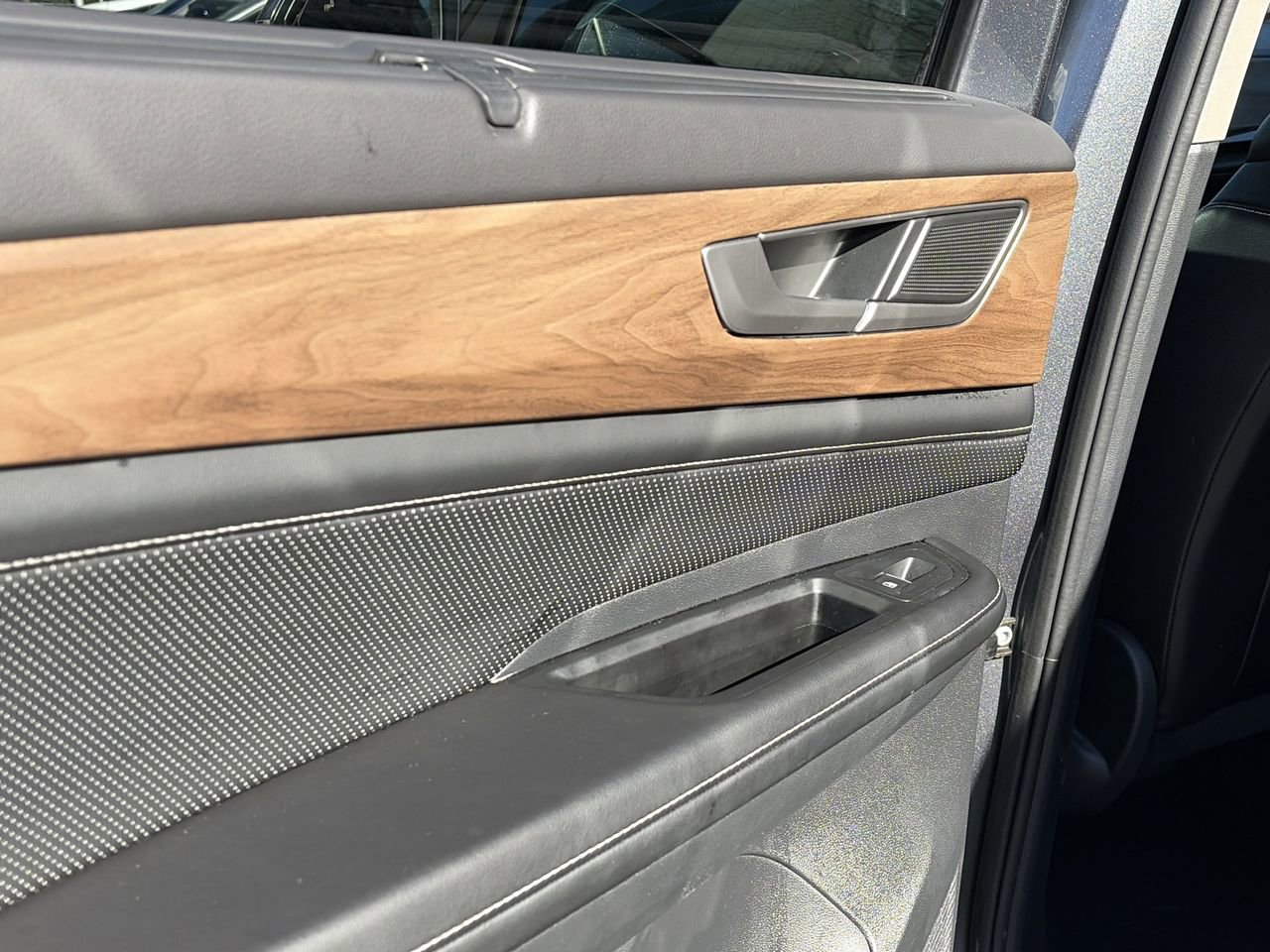 Used 2024 Volkswagen Atlas SE image 26