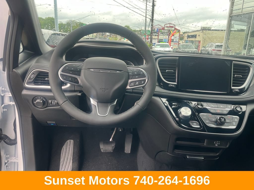 New 2027 Chrysler Pacifica Select FWD image 13