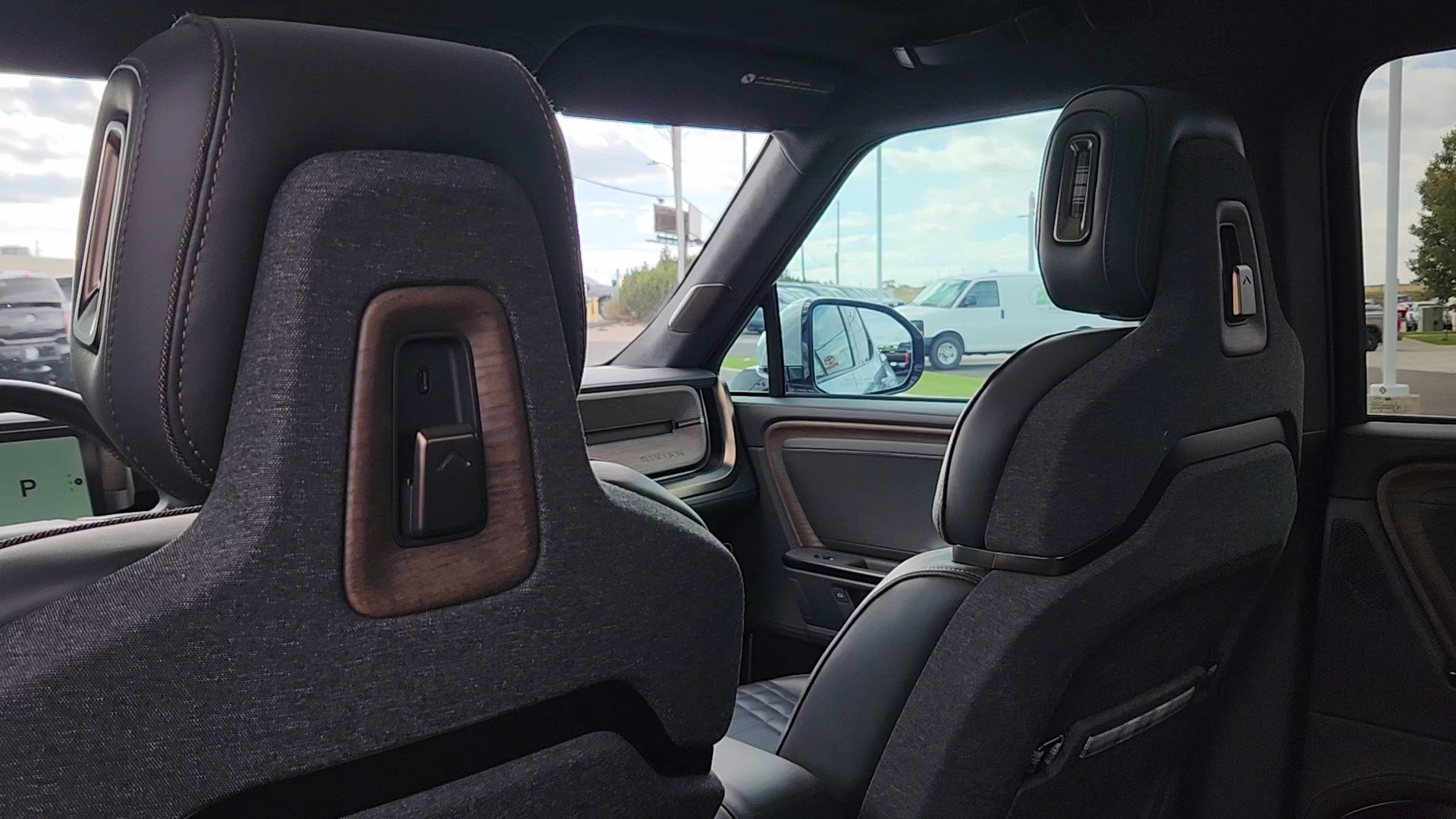 Used 2025 Rivian R1T Premium Tri AWD/4WD image 19