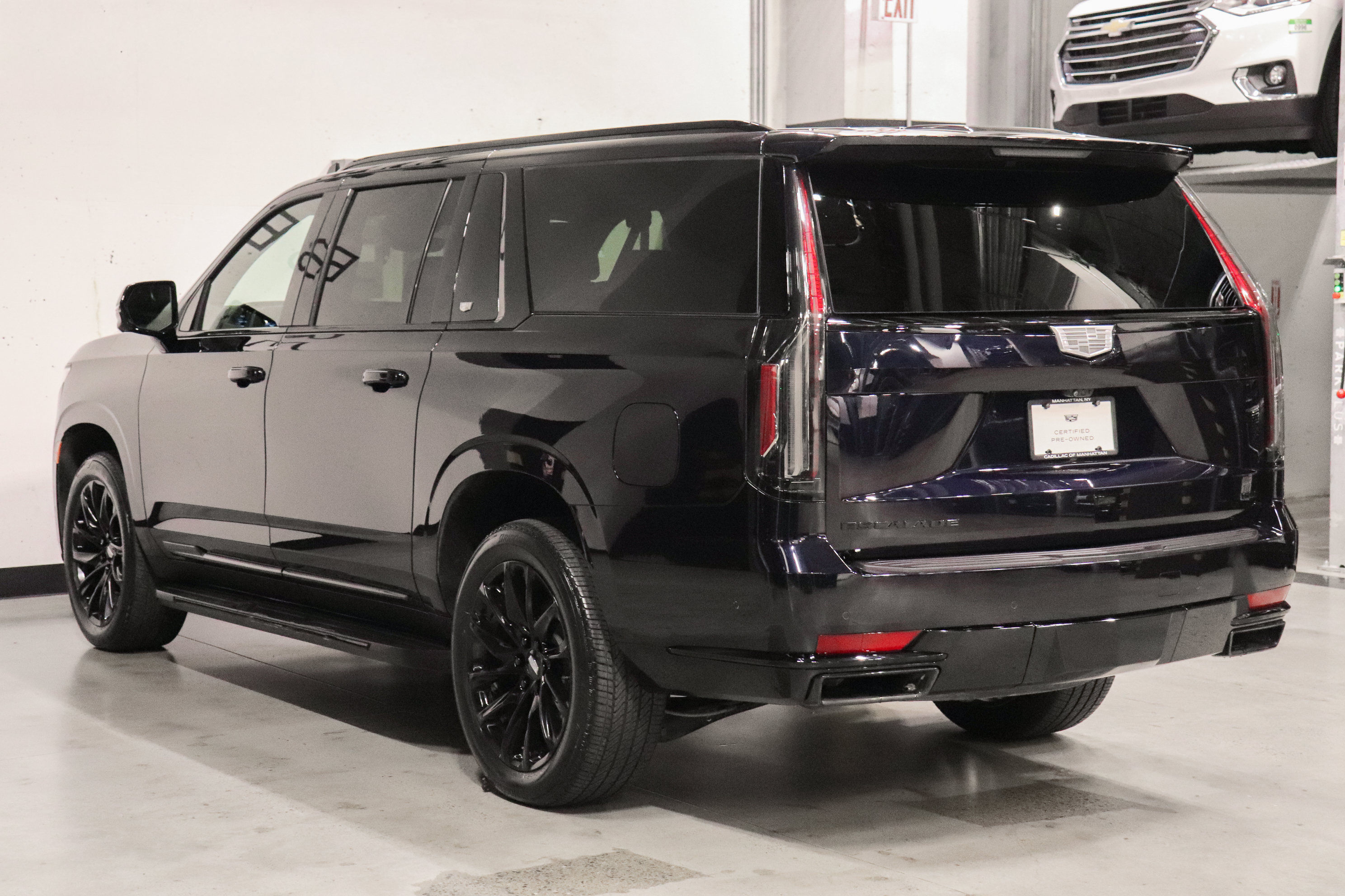 Used 2023 Cadillac Escalade ESV Sport w/ LPO, ONYX Package AWD/4WD image 3
