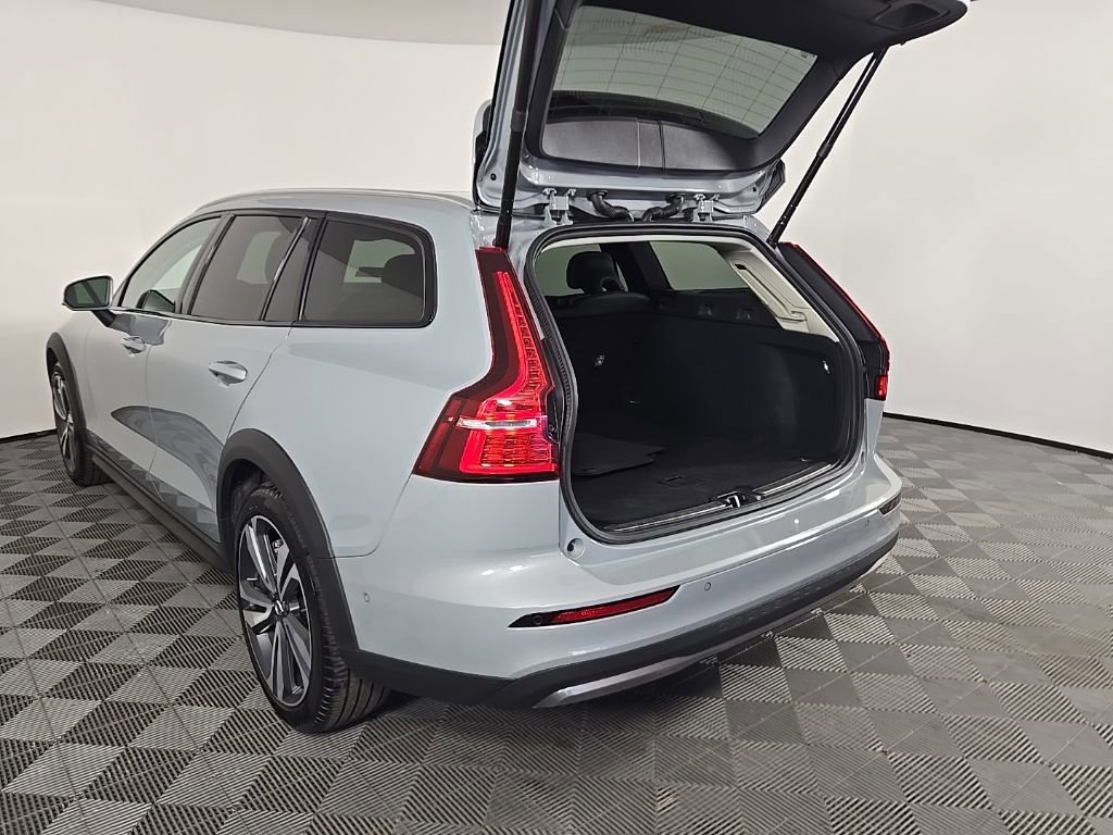 Certified 2025 Volvo V60 B5 Cross Country Plus image 10