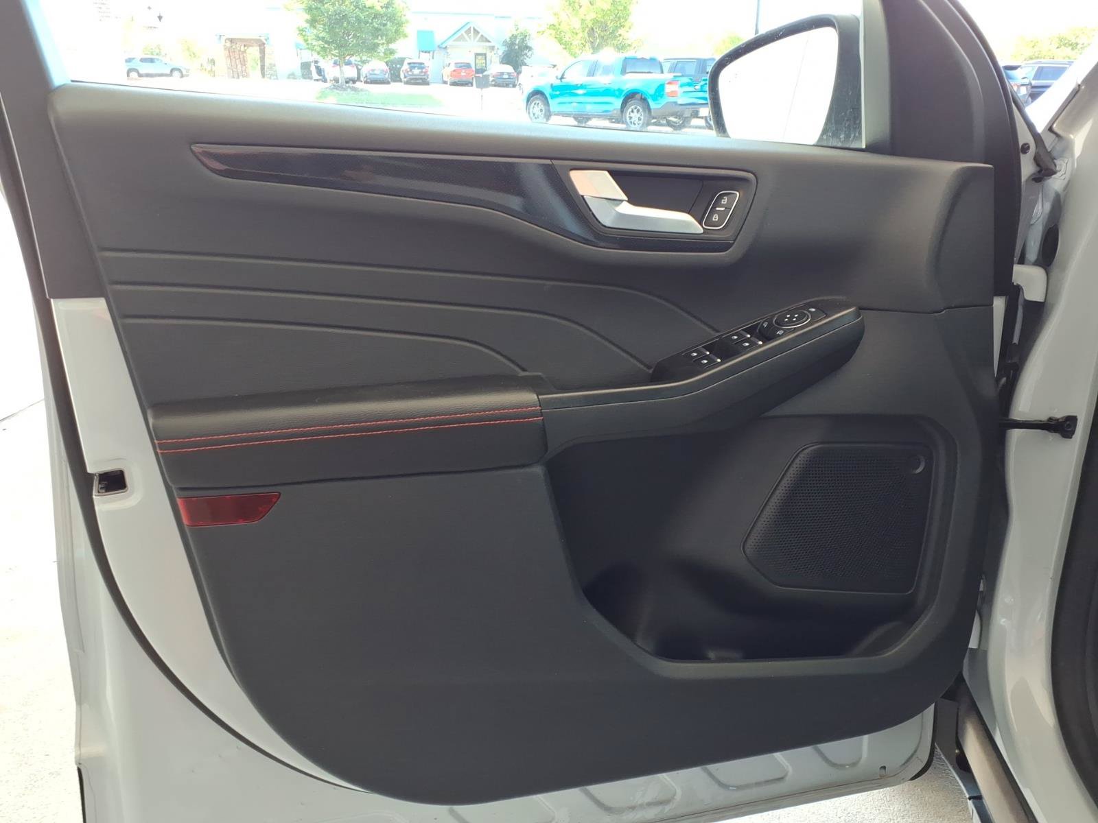 Used 2025 Ford Escape ST-Line w/ Tech Pack #1 FWD image 5