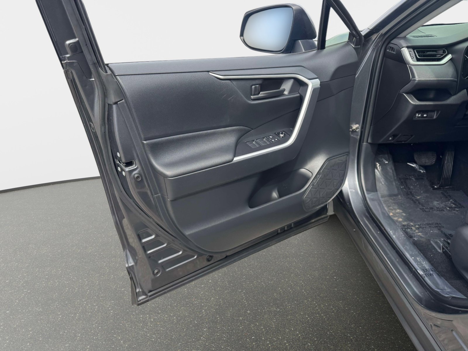 Certified 2022 Toyota RAV4 LE w/ Carpet Mat Package (TMS) image 15