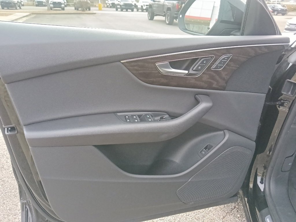 Used 2023 Audi Q8 Premium image 11