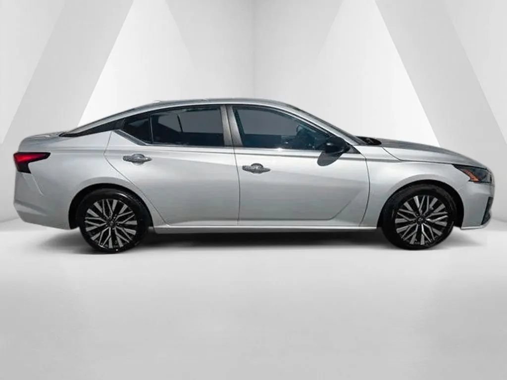 Used 2024 Nissan Altima 2.5 SV FWD image 8