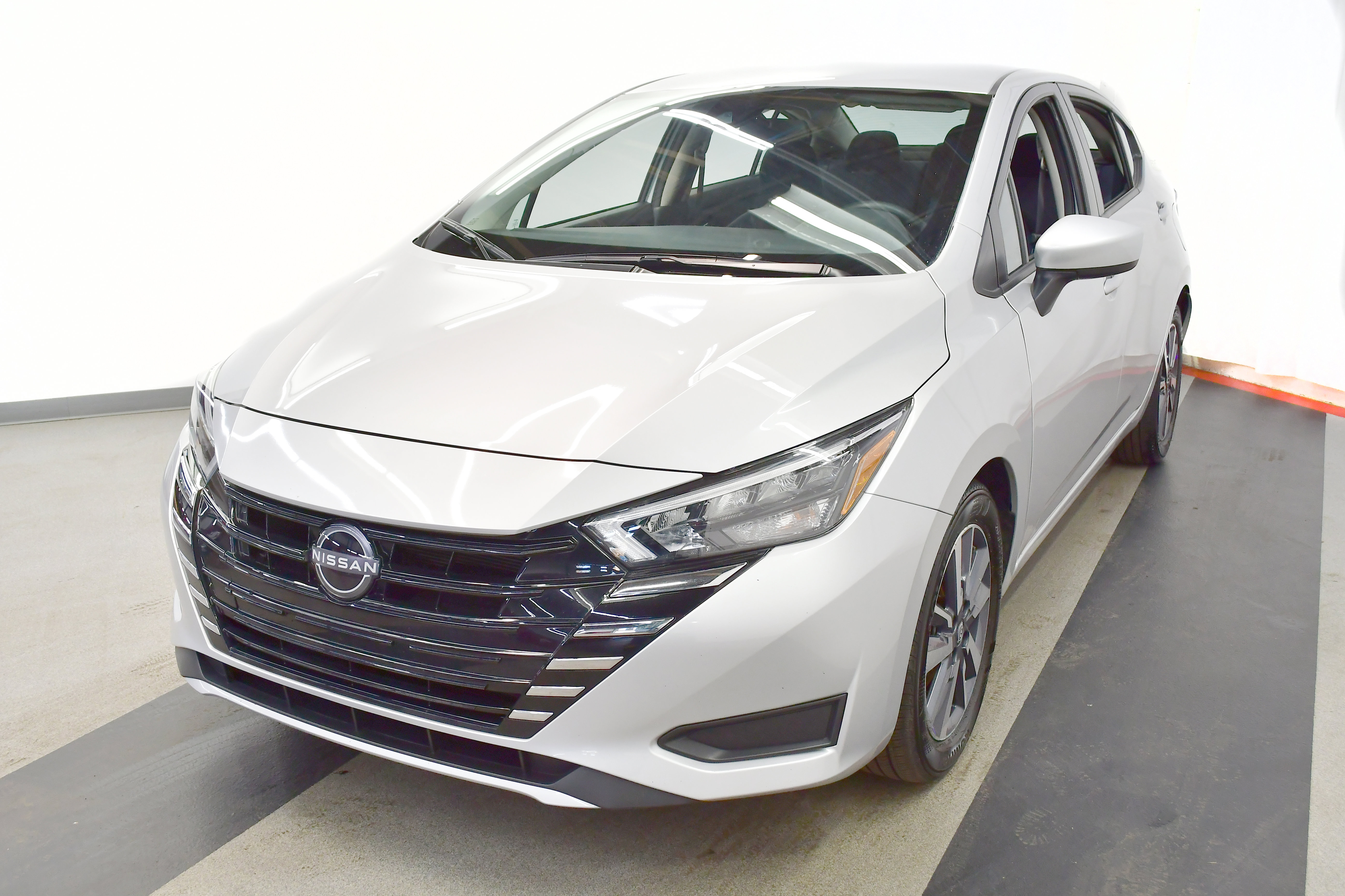 Used 2025 Nissan Versa SV image 4