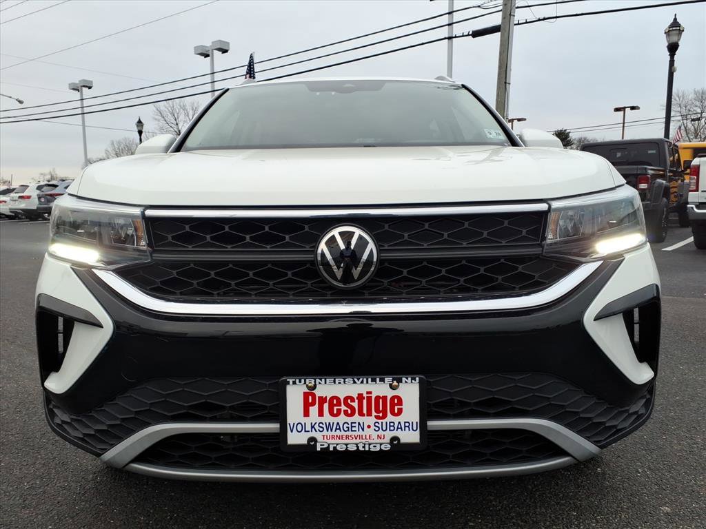 Certified 2023 Volkswagen Taos SE w/ Panoramic Sunroof Package image 2