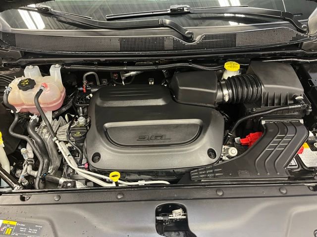 Used 2024 Chrysler Pacifica Touring-L image 27