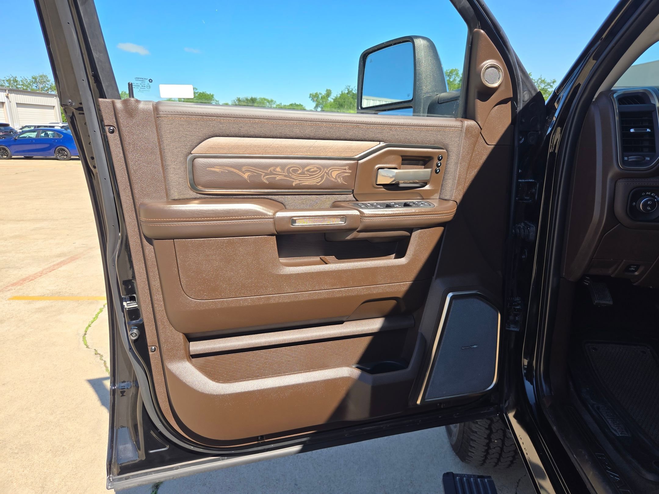 Used 2025 RAM 2500 Limited AWD/4WD image 12