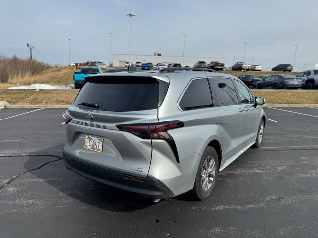 Used 2024 Toyota Sienna XLE image 3