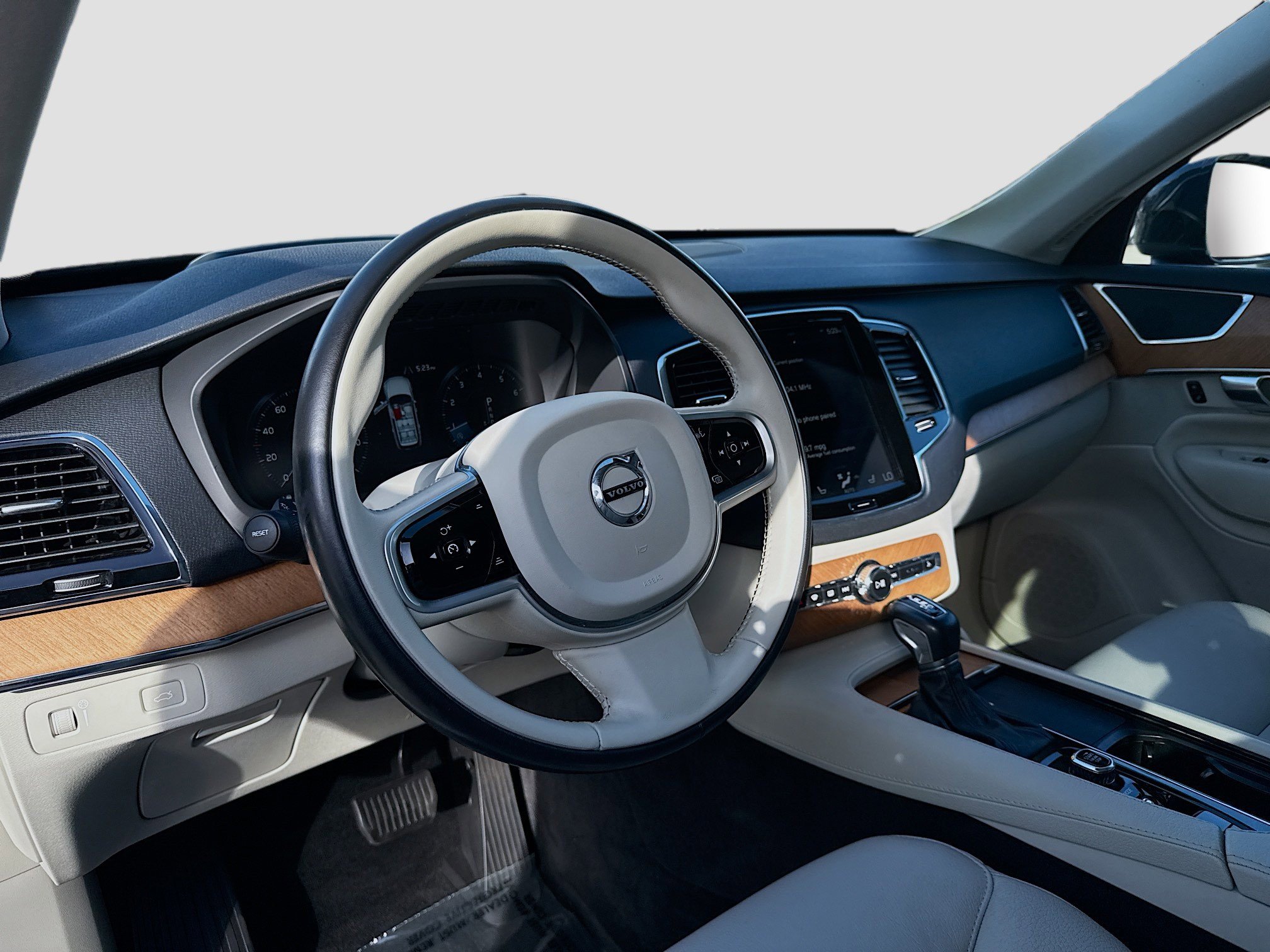 Used 2021 Volvo XC90 T6 Momentum w/ Advanced Package image 9