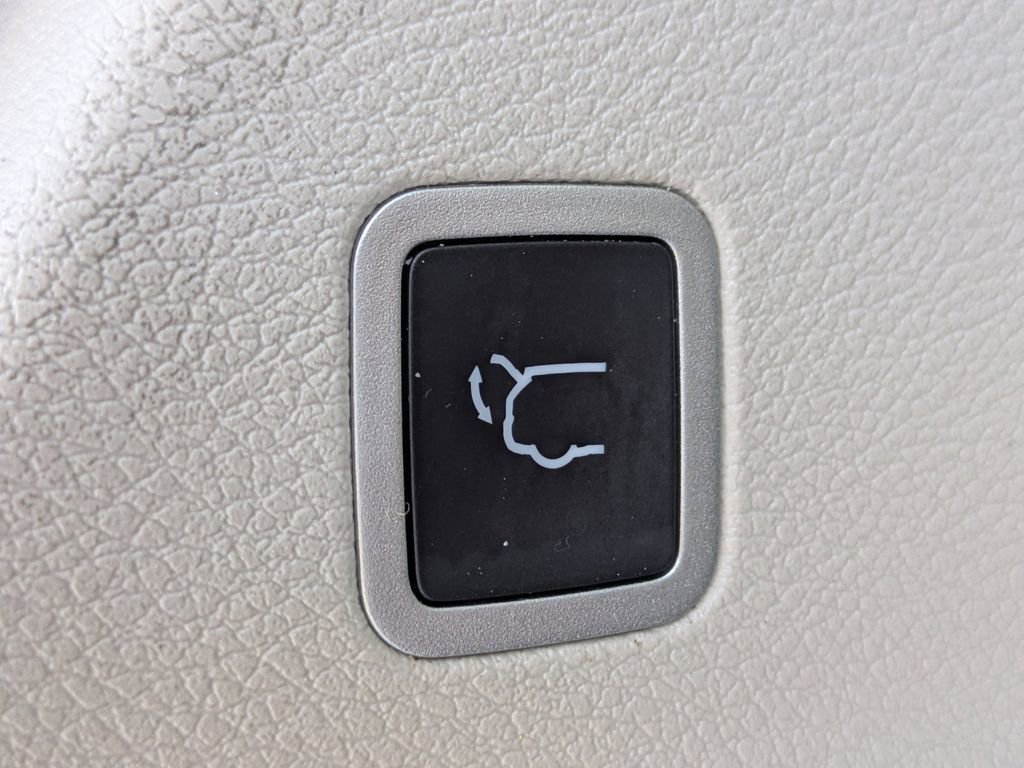 Used 2023 Chrysler Voyager LX image 14