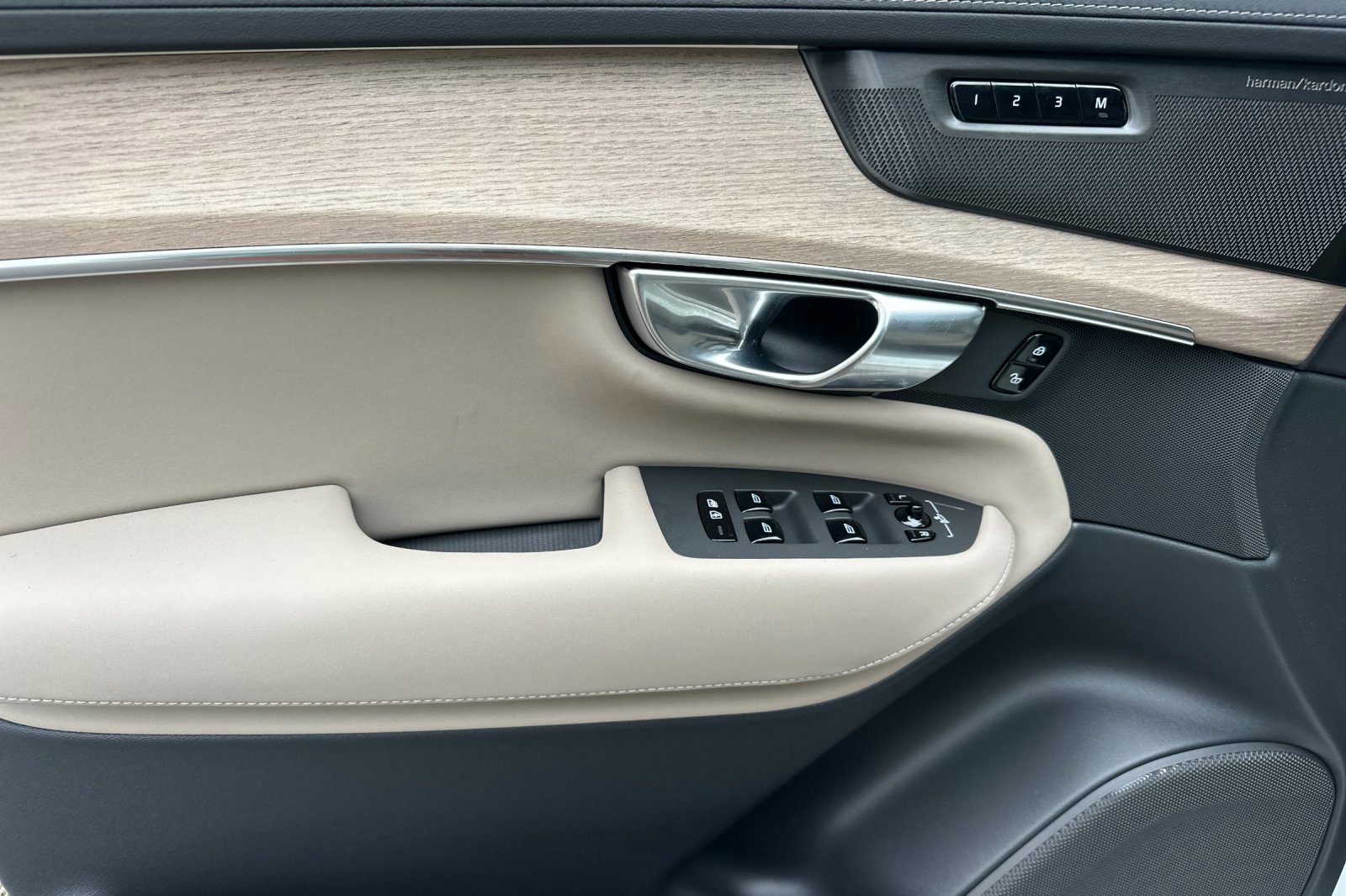 New 2026 Volvo XC90 B6 Plus w/ Protection Package Premier image 9