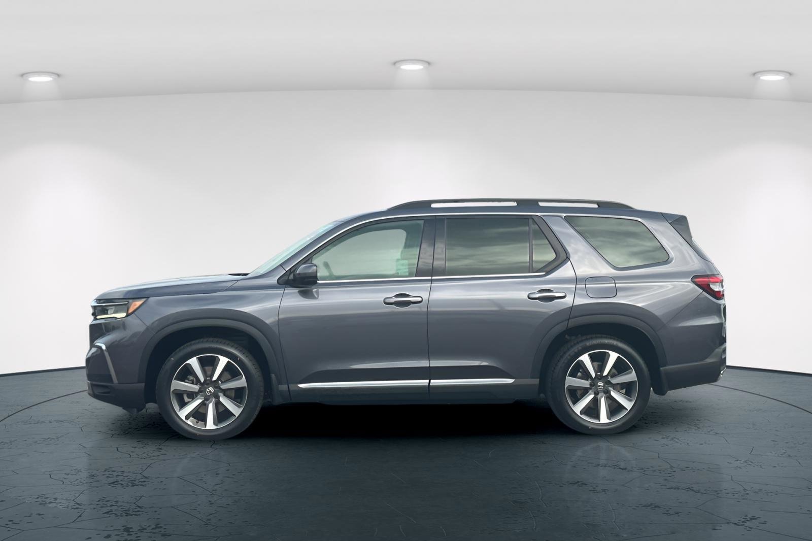 Certified 2024 Honda Pilot Touring image 3