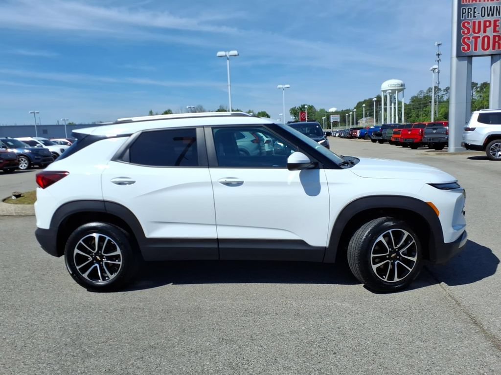 Used 2025 Chevrolet TrailBlazer LT AWD/4WD image 2