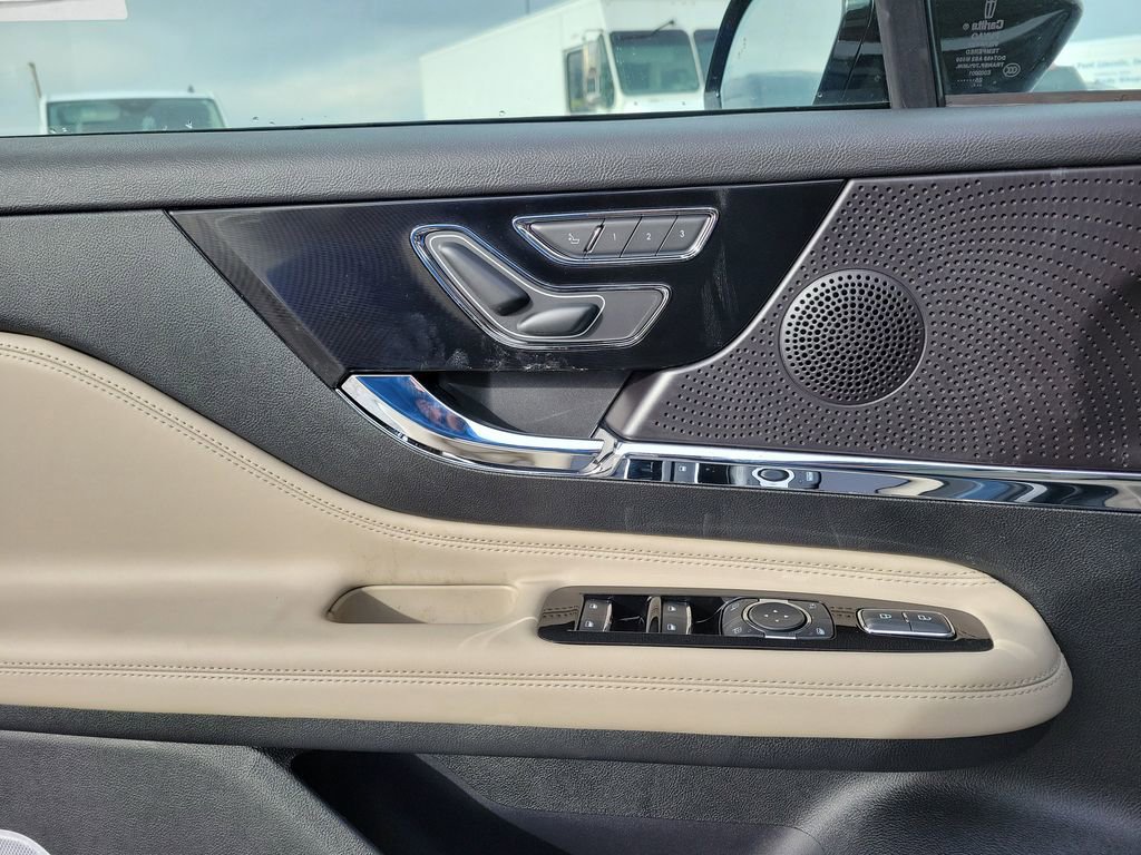 New 2026 Lincoln Corsair Reserve w/ Rear Removable Package Tray AWD/4WD image 18