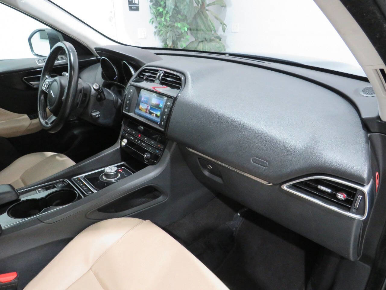 Used 2017 Jaguar F-PACE Premium image 10