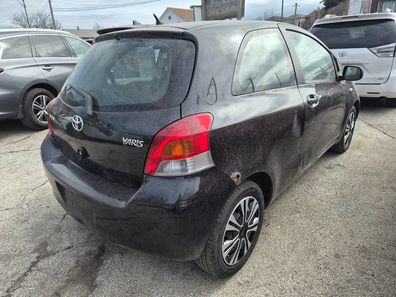 Used 2010 Toyota Yaris 2-Door Hatchback image 3