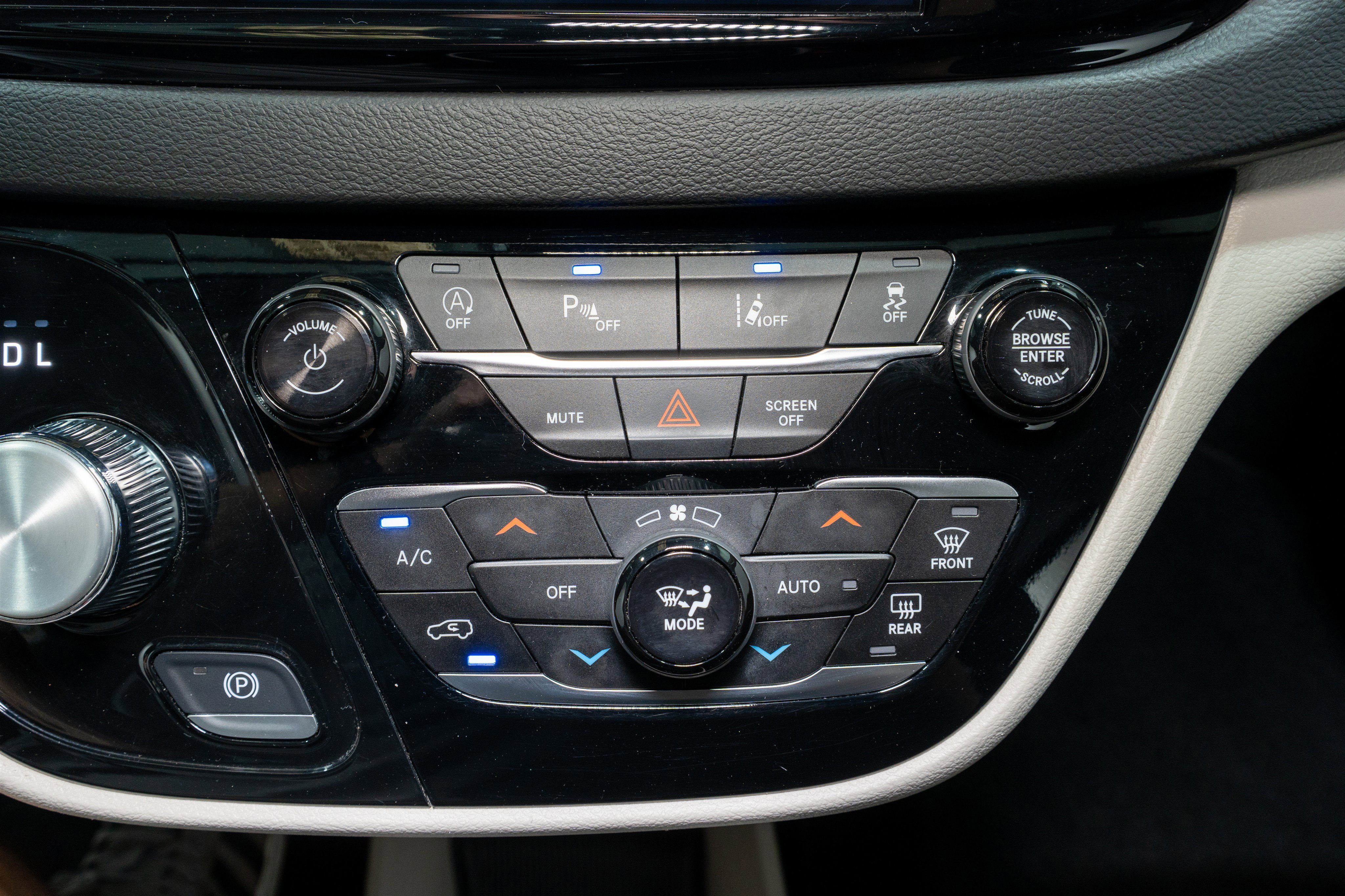 Used 2024 Chrysler Pacifica Touring-L image 21