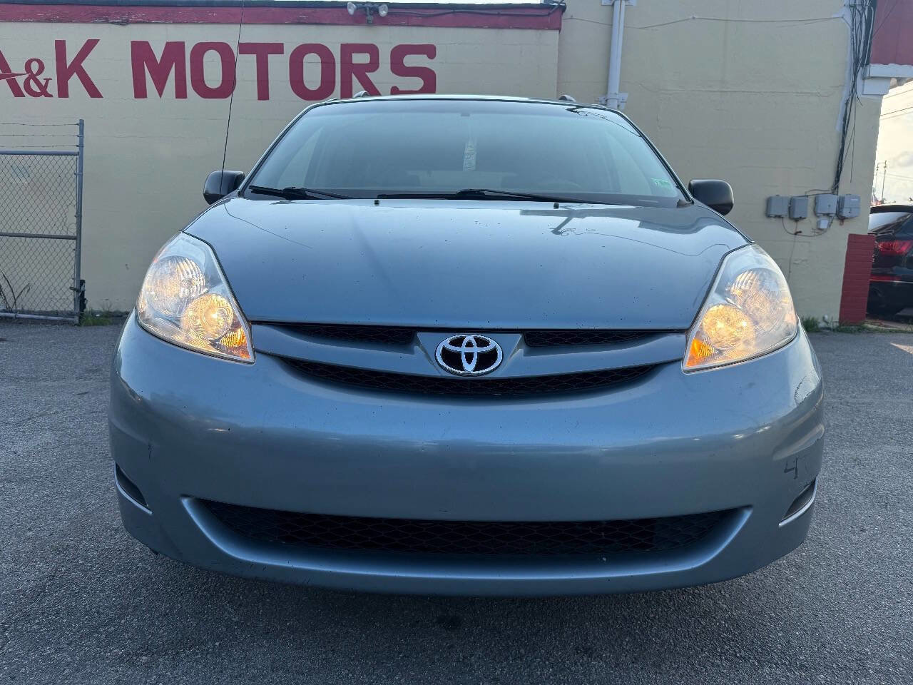 Used 2009 Toyota Sienna CE image 3