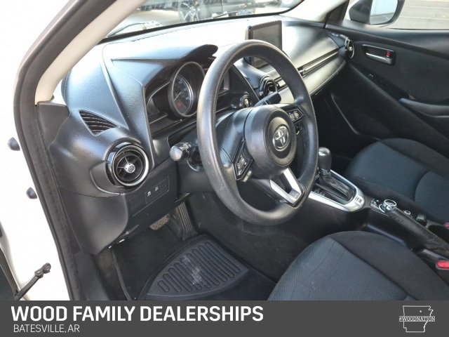 Used 2019 Toyota Yaris L image 11