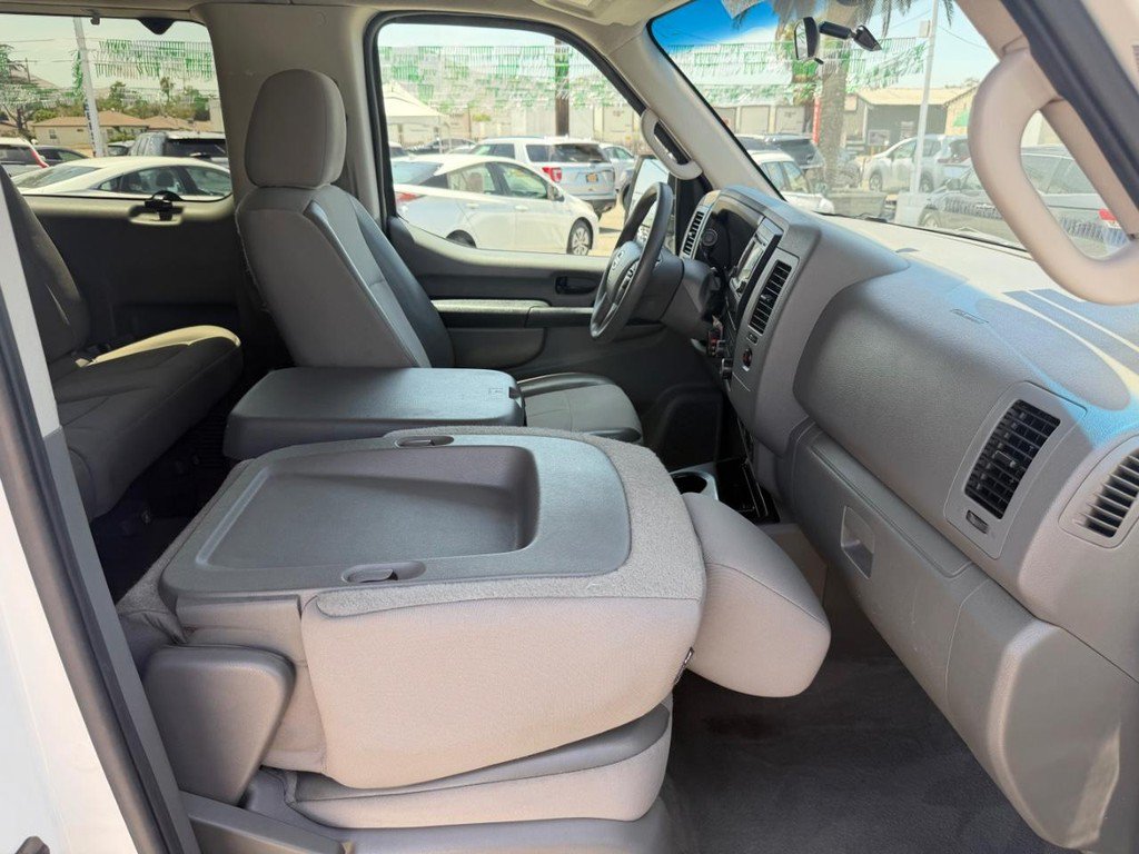 Used 2015 Nissan NV 3500 SV w/ Technology Package RWD image 23