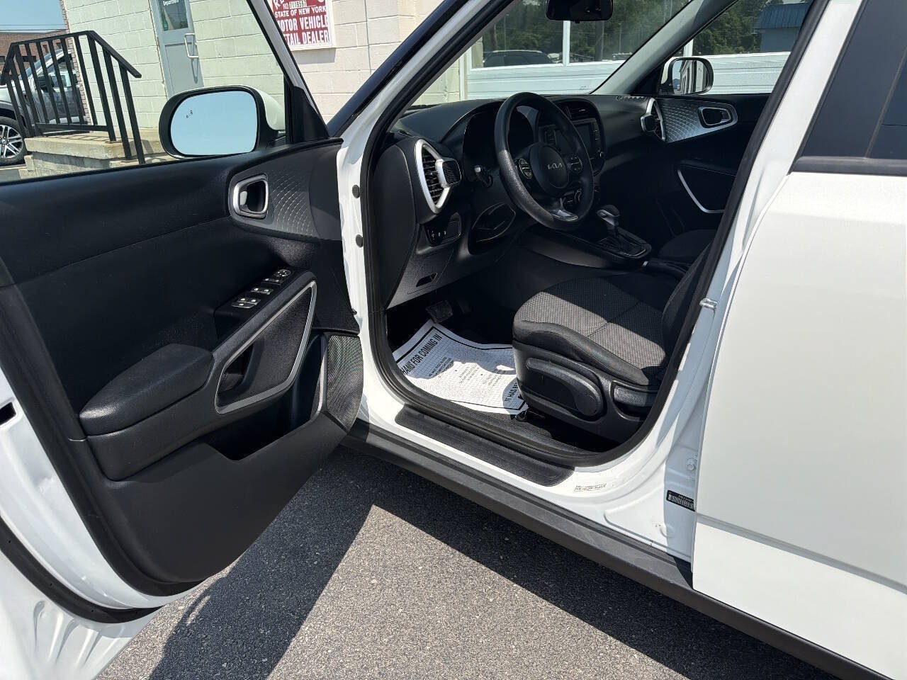 Used 2023 Kia Soul LX w/ LX Technology Package FWD image 13