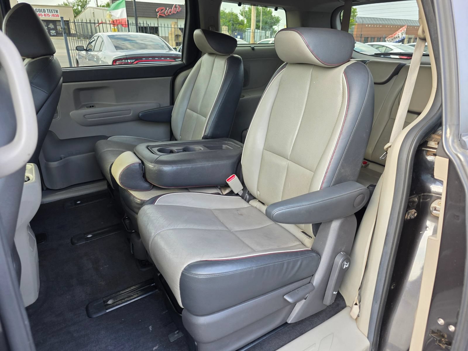 Used 2017 Kia Sedona LX w/ LX Essentials Premium Package FWD image 11