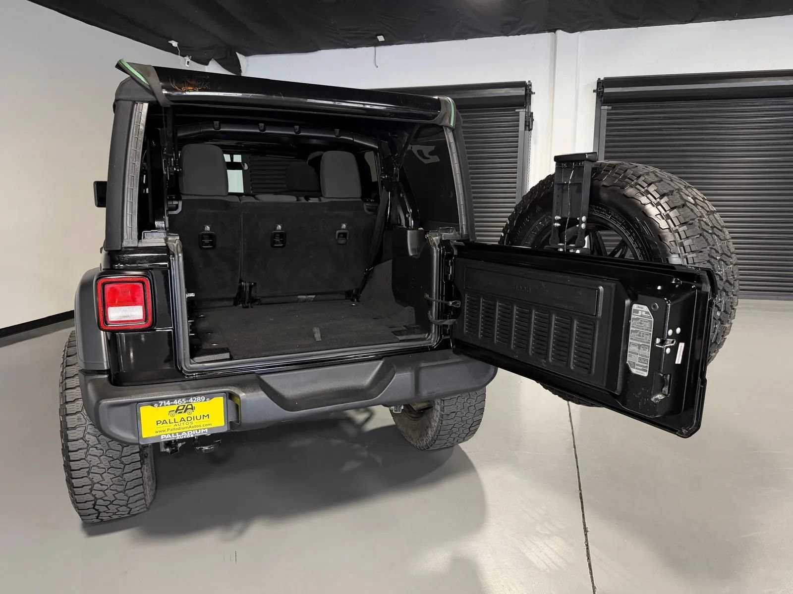 Used 2018 Jeep Wrangler Unlimited Sport S AWD/4WD image 13