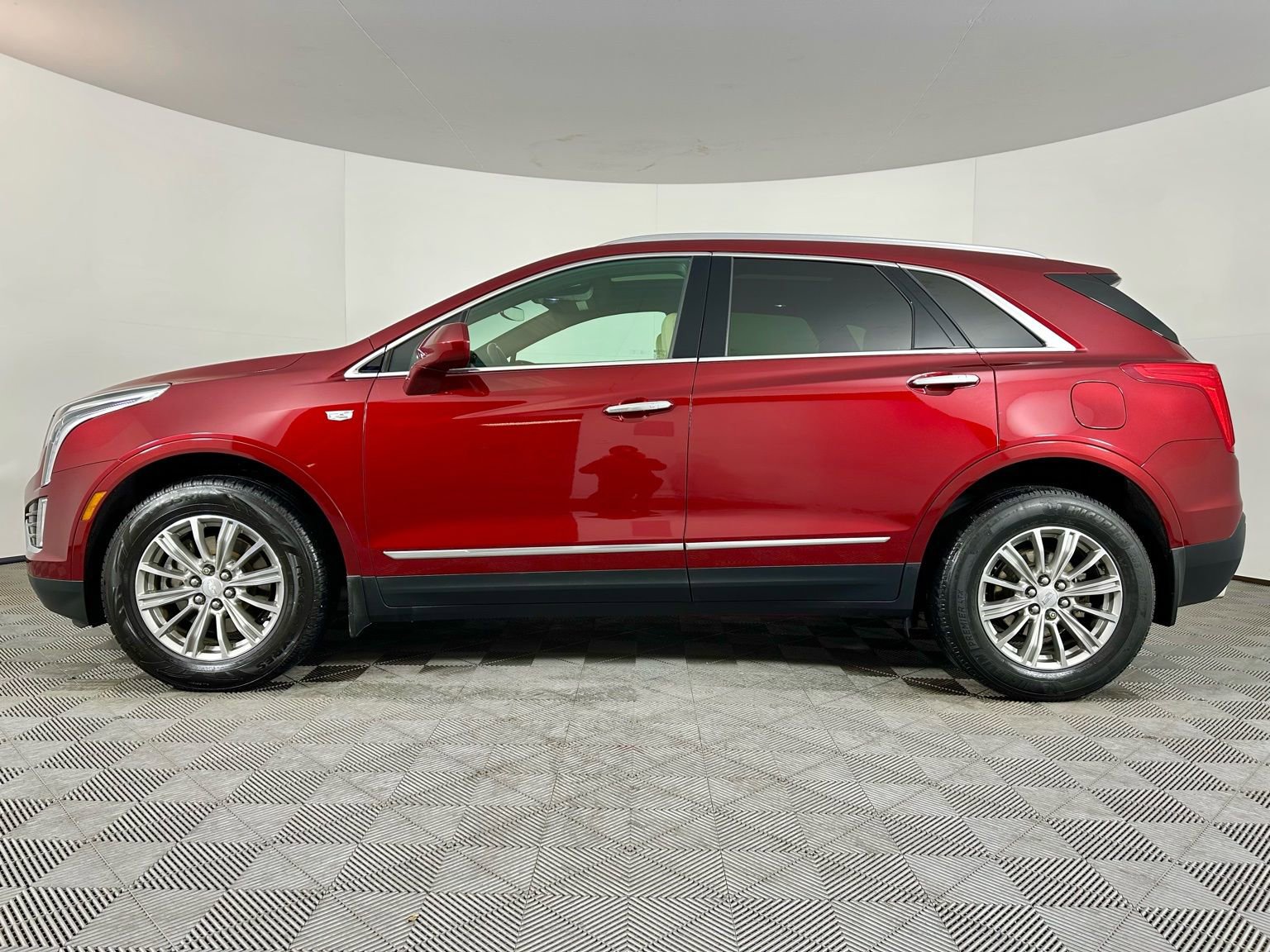Used 2017 Cadillac XT5 Luxury w/ Driver Awareness Package image 18