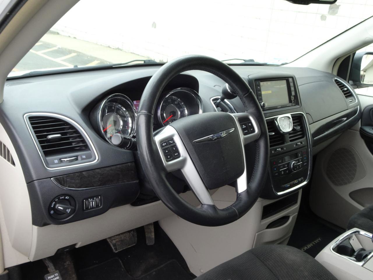 Used 2016 Chrysler Town & Country Touring w/ Driver Convenience Group image 9