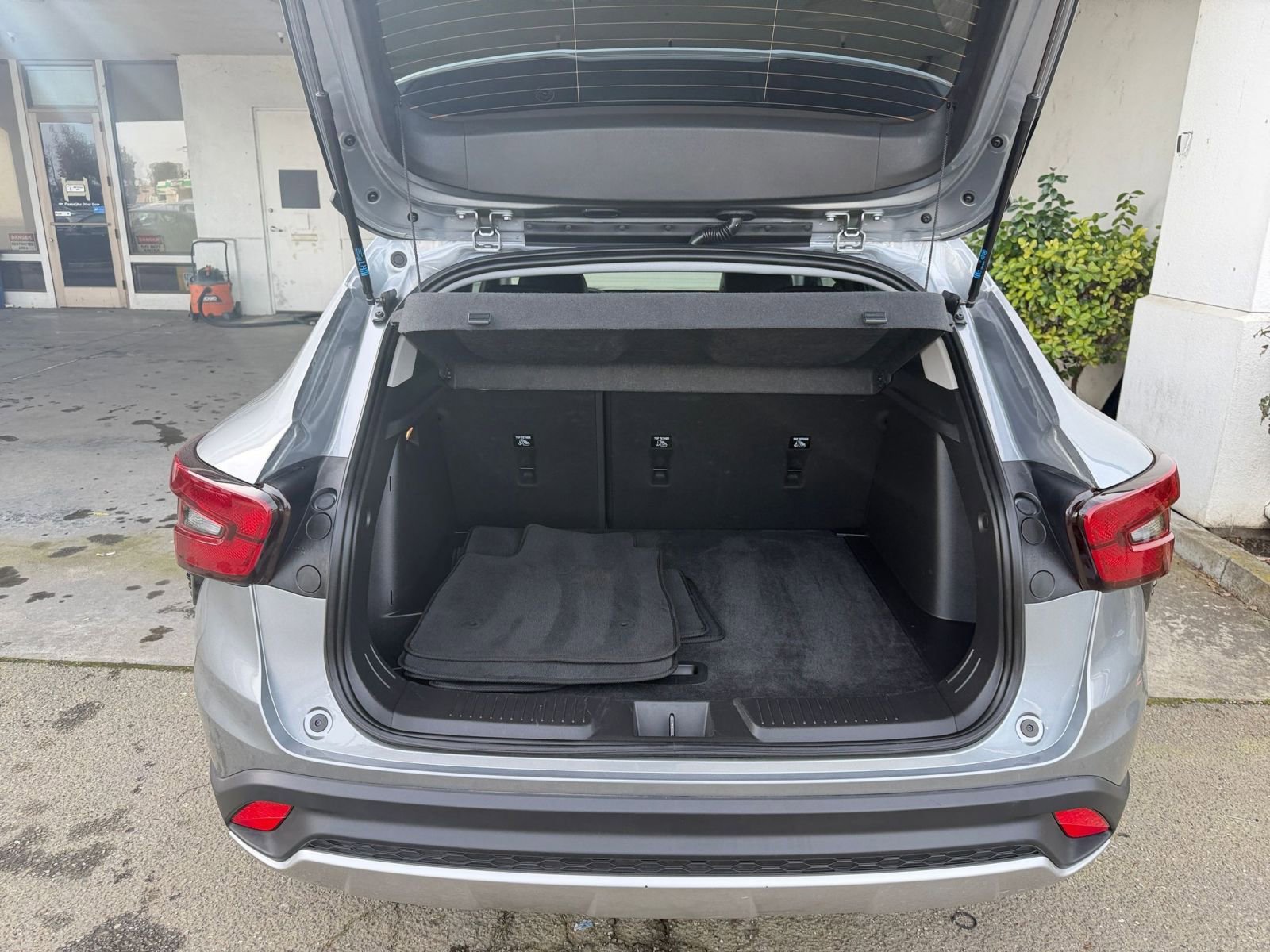 Used 2025 Chevrolet Trax LT image 32