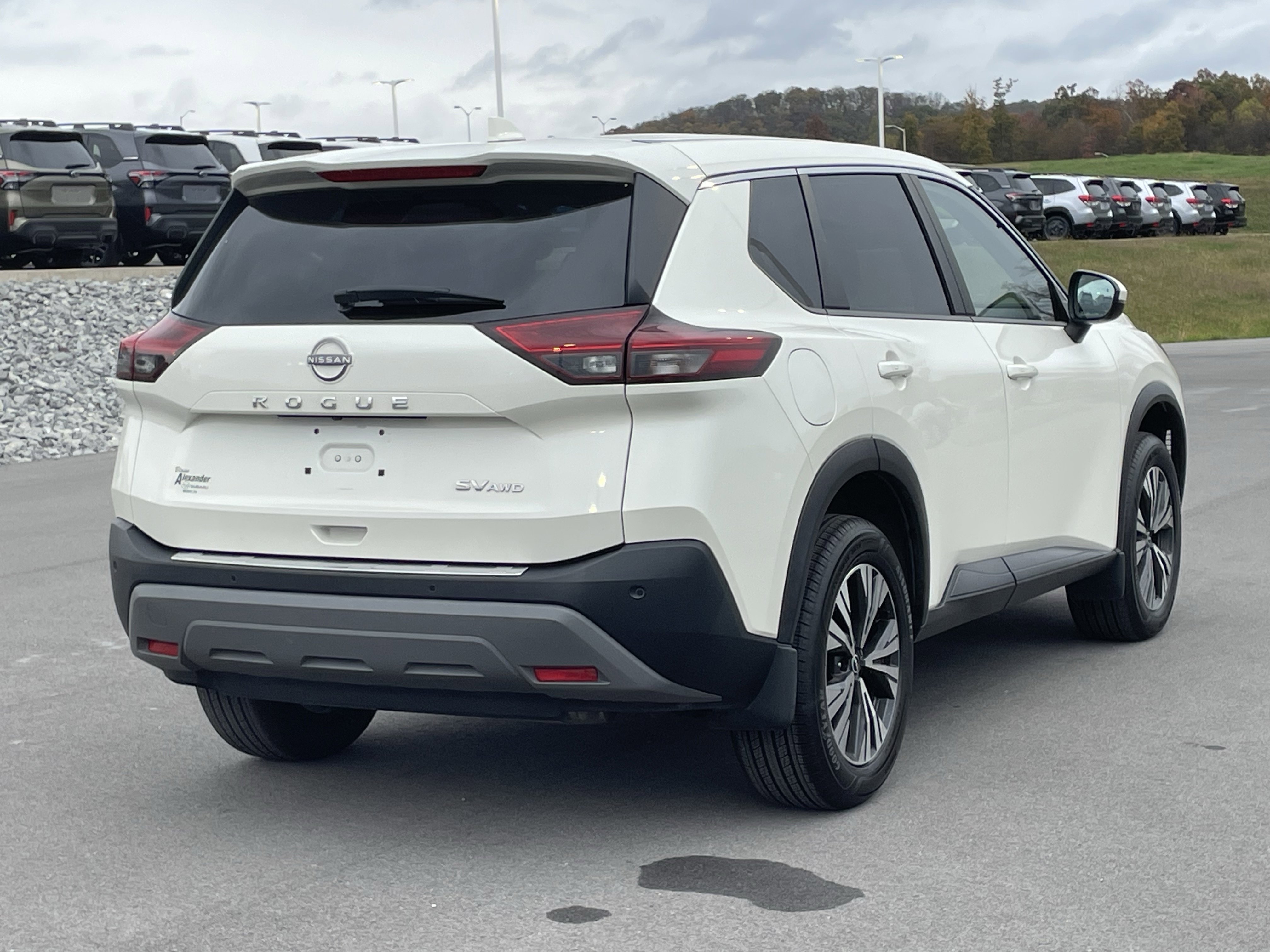 Used 2023 Nissan Rogue SV image 3